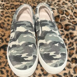 Steve Madden Gray Camouflage Slip-Ons